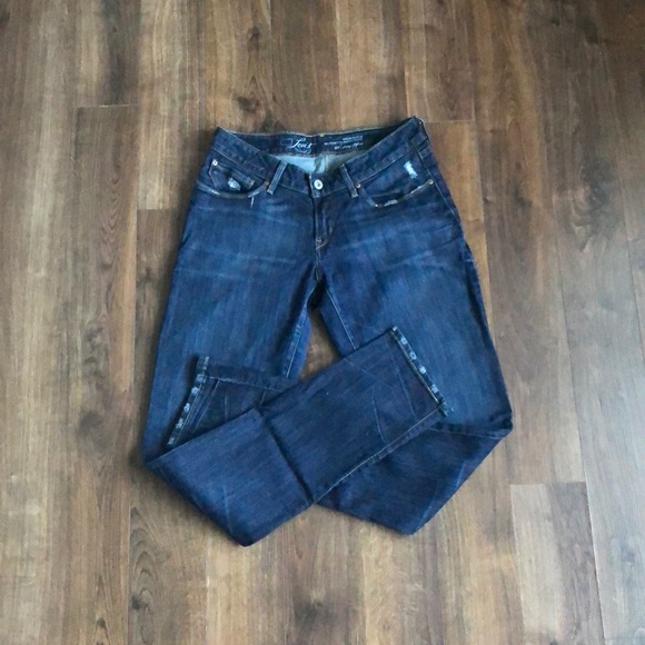 Dark blue Levi’s jeans. - Picture 5 of 8